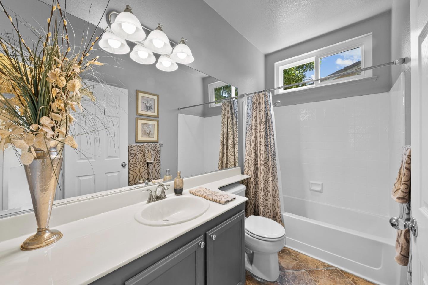 Detail Gallery Image 18 of 50 For 1660 Mimosa St, Hollister,  CA 95023 - 4 Beds | 3 Baths