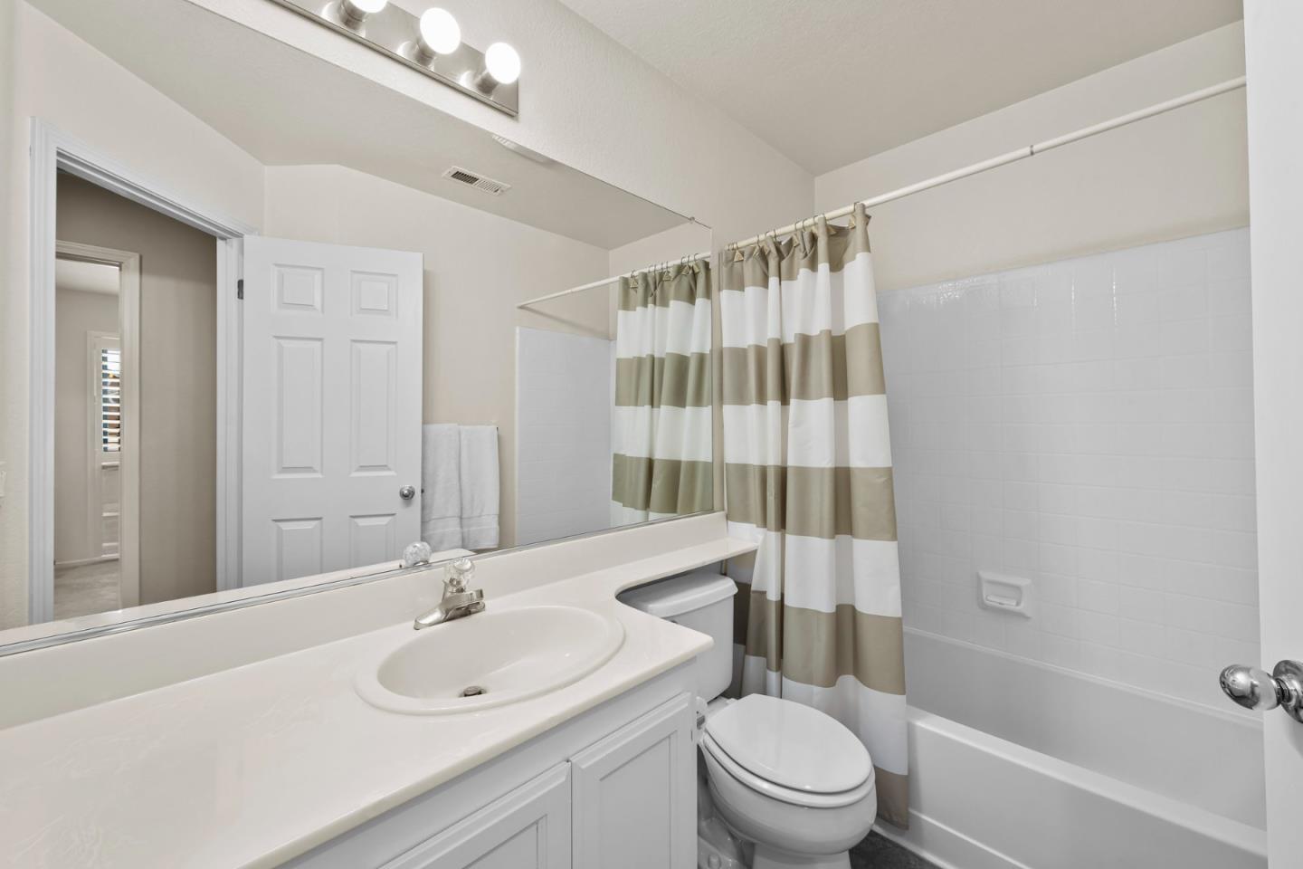 Detail Gallery Image 25 of 50 For 1660 Mimosa St, Hollister,  CA 95023 - 4 Beds | 3 Baths