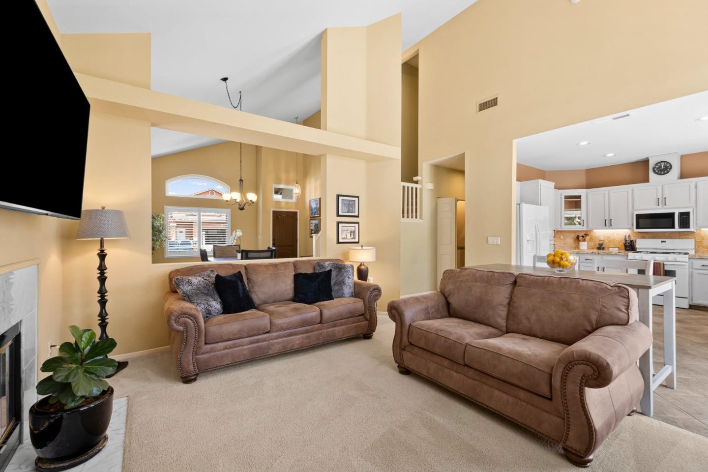 Detail Gallery Image 9 of 50 For 1660 Mimosa St, Hollister,  CA 95023 - 4 Beds | 3 Baths