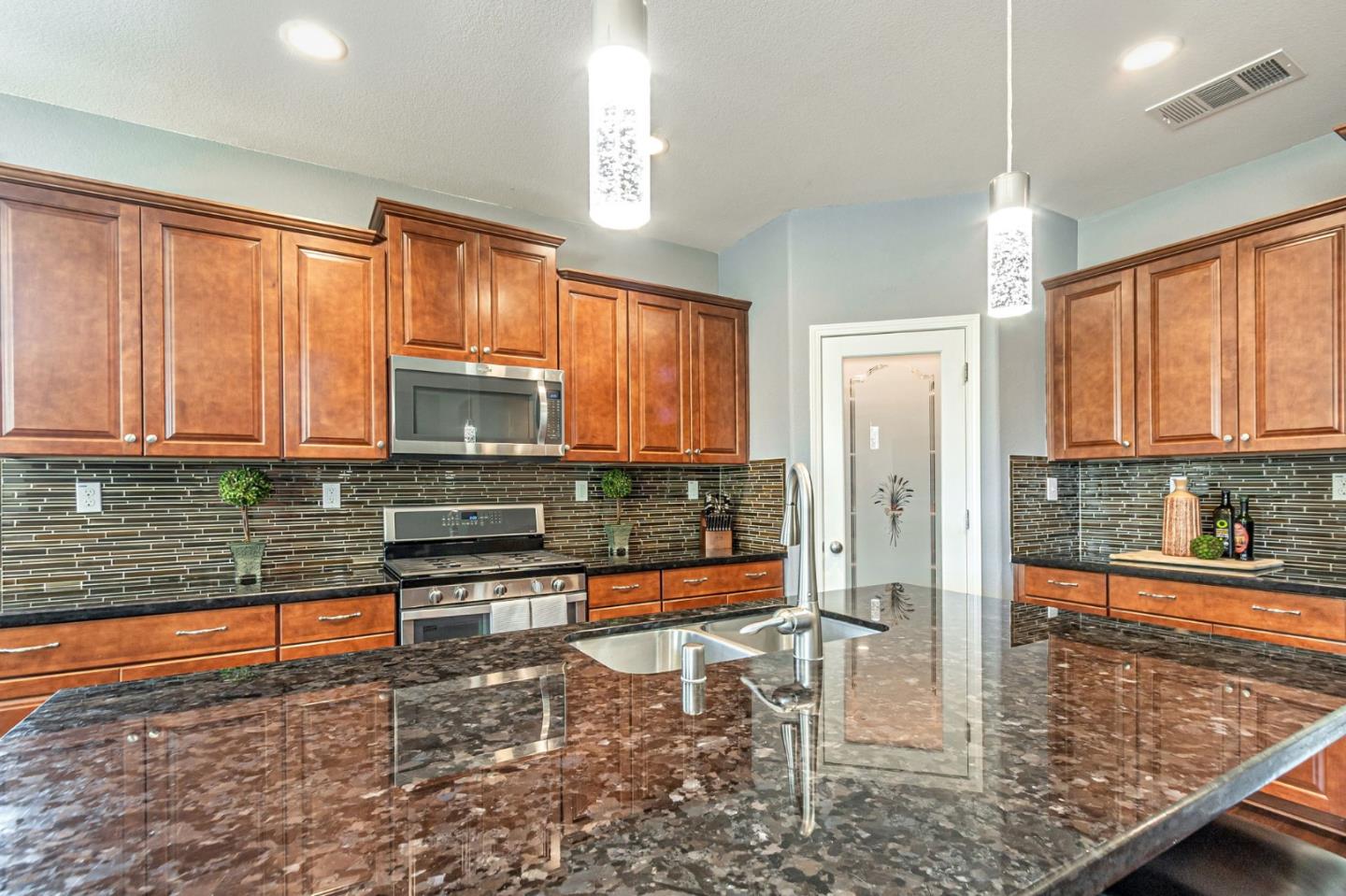 Detail Gallery Image 18 of 76 For 1798 Rosemary Dr, Gilroy,  CA 95020 - 3 Beds | 2 Baths