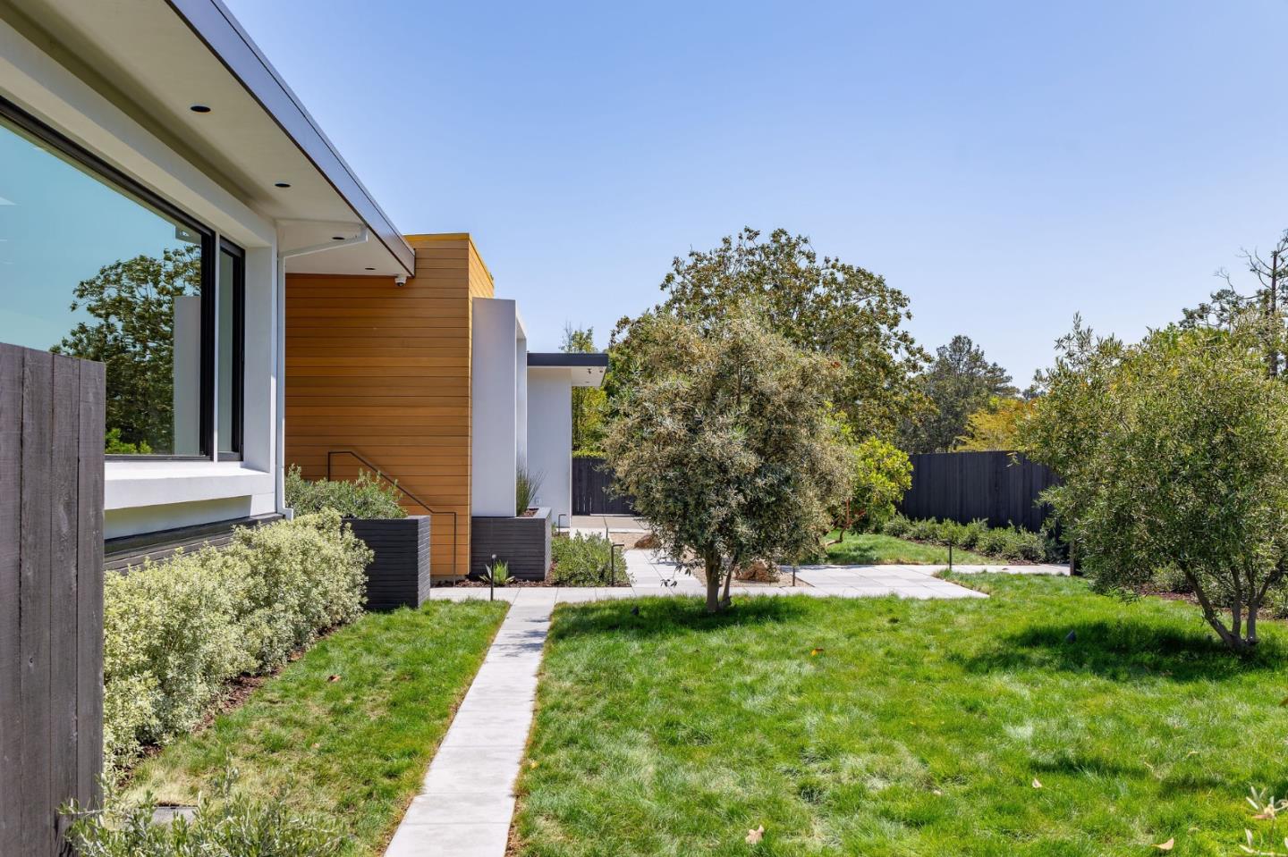 Detail Gallery Image 26 of 125 For 695 Fairway Cir, Hillsborough,  CA 94010 - 5 Beds | 5/1 Baths