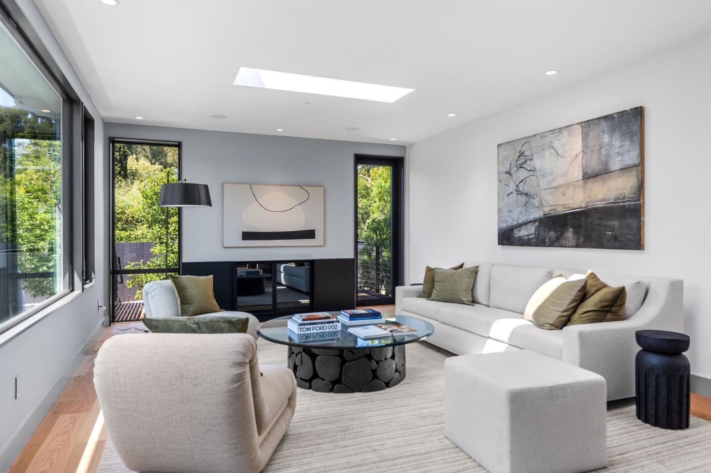 Detail Gallery Image 31 of 125 For 695 Fairway Cir, Hillsborough,  CA 94010 - 5 Beds | 5/1 Baths