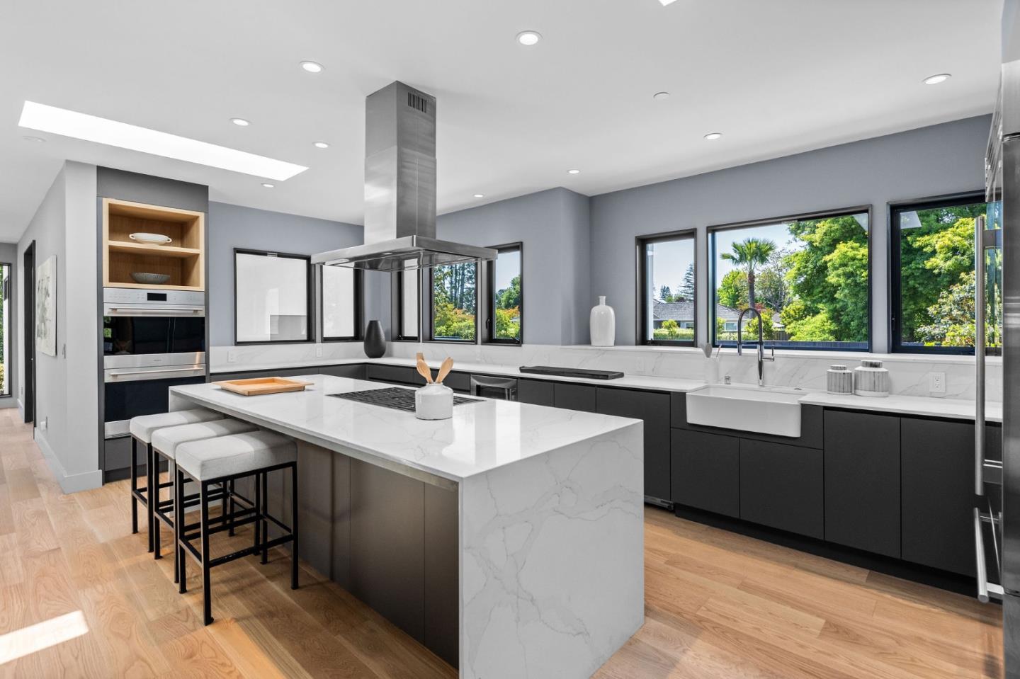 Detail Gallery Image 41 of 125 For 695 Fairway Cir, Hillsborough,  CA 94010 - 5 Beds | 5/1 Baths