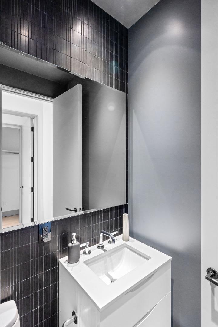 Detail Gallery Image 72 of 125 For 695 Fairway Cir, Hillsborough,  CA 94010 - 5 Beds | 5/1 Baths
