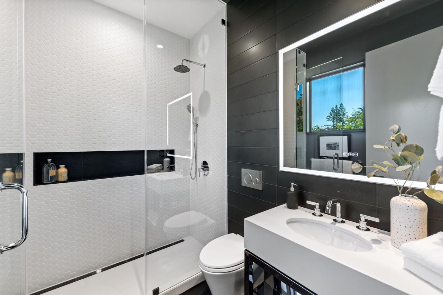 Detail Gallery Image 92 of 125 For 695 Fairway Cir, Hillsborough,  CA 94010 - 5 Beds | 5/1 Baths