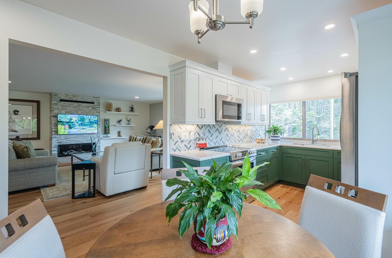 Detail Gallery Image 13 of 36 For 60 Skyline Crest Dr, Monterey,  CA 93940 - 3 Beds | 3 Baths