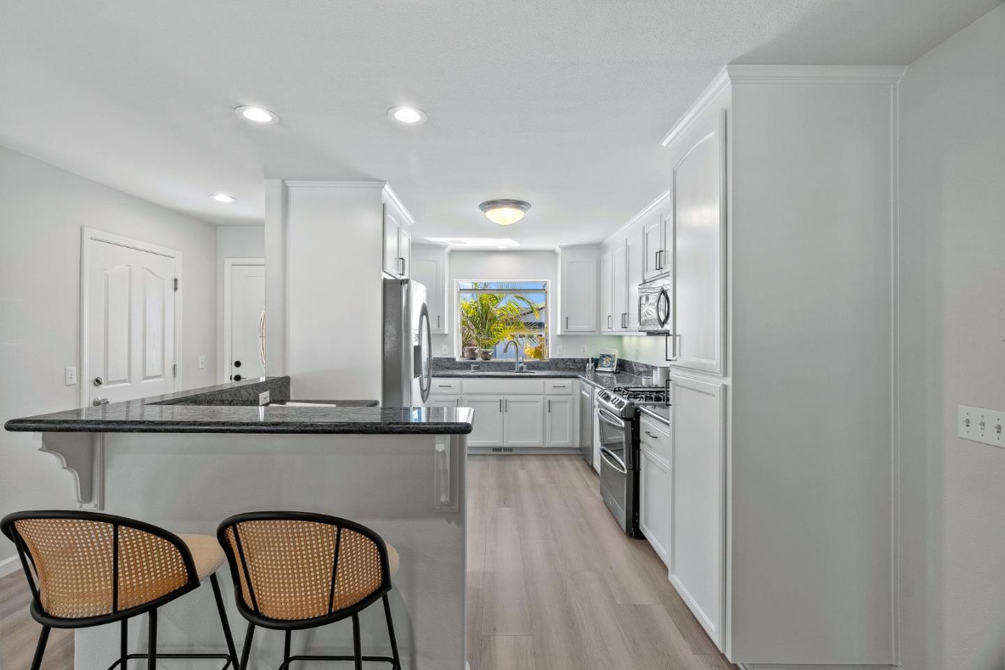 Detail Gallery Image 12 of 55 For 200 Cortez St, Capitola,  CA 95010 - 5 Beds | 4 Baths