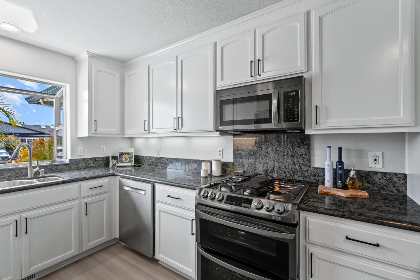 Detail Gallery Image 14 of 55 For 200 Cortez St, Capitola,  CA 95010 - 5 Beds | 4 Baths