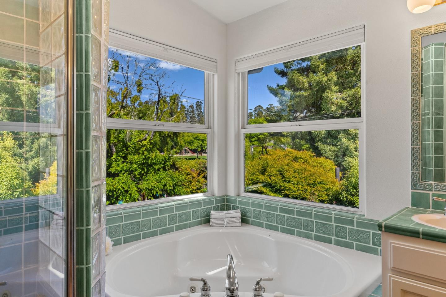 Detail Gallery Image 19 of 55 For 200 Cortez St, Capitola,  CA 95010 - 5 Beds | 4 Baths