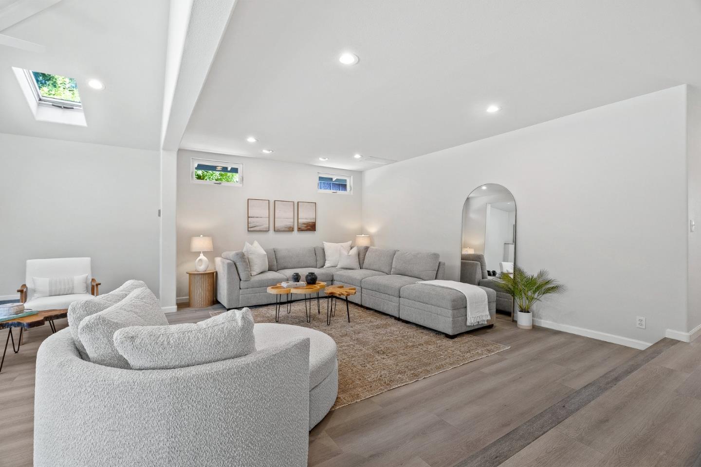 Detail Gallery Image 5 of 55 For 200 Cortez St, Capitola,  CA 95010 - 5 Beds | 4 Baths