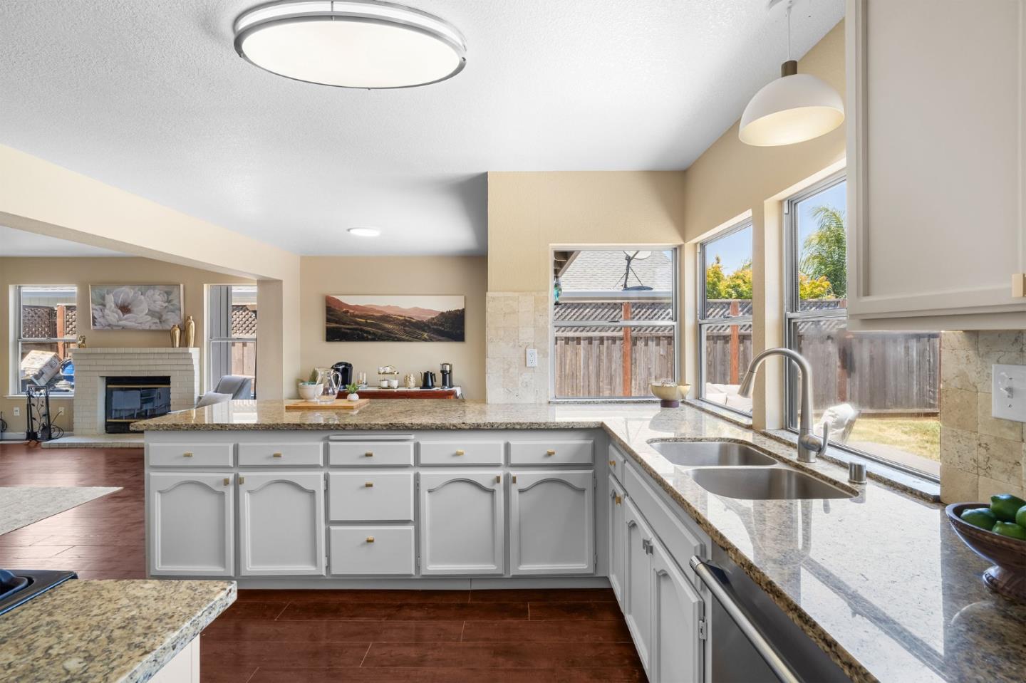 Detail Gallery Image 11 of 34 For 684 Connie St, Santa Rosa,  CA 95407 - 3 Beds | 2/1 Baths