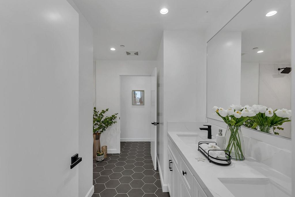 Detail Gallery Image 39 of 54 For 889 Mclellan Dr #212,  South San Francisco,  CA 94080 - 3 Beds | 2 Baths