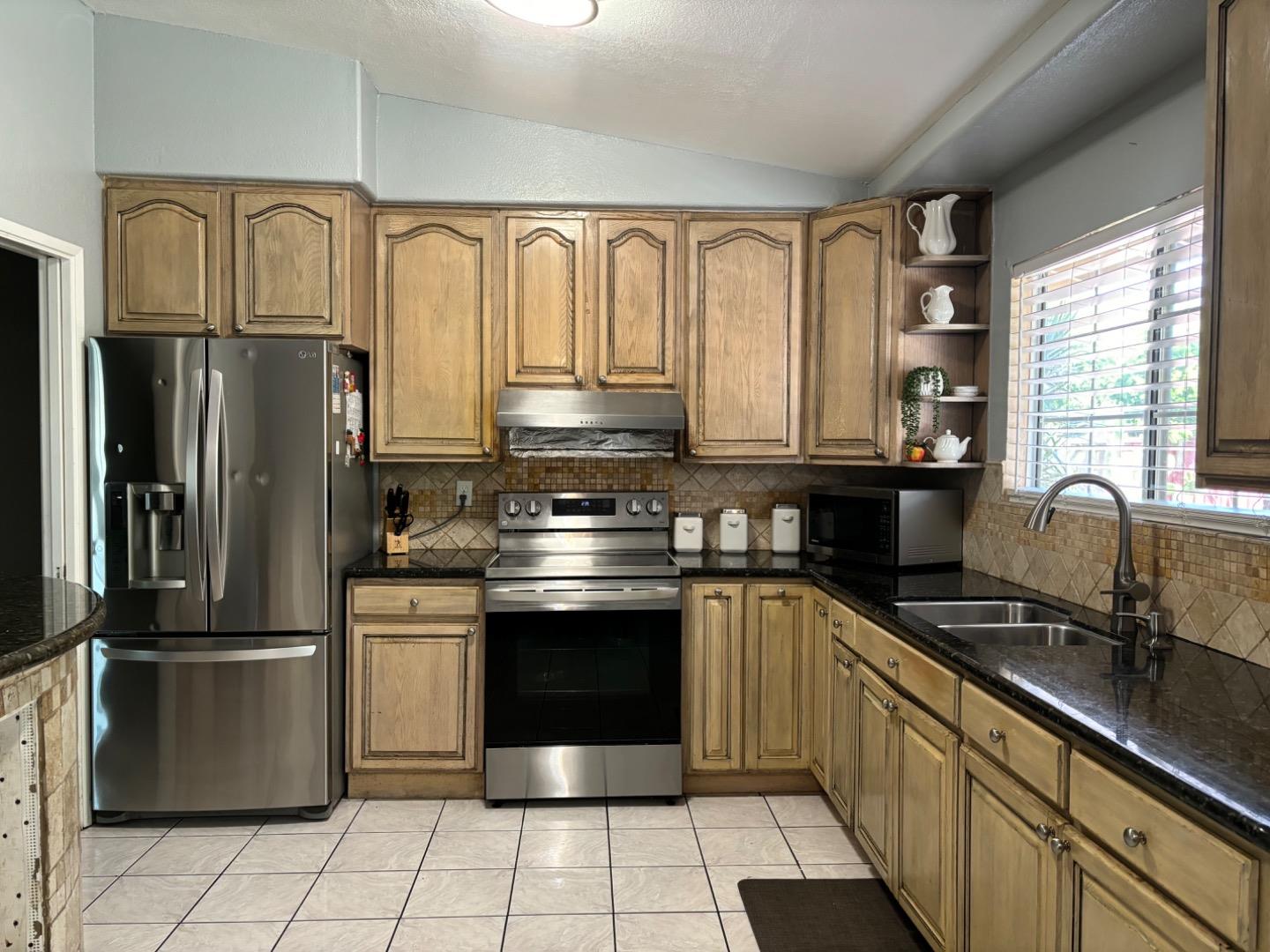 Detail Gallery Image 6 of 29 For 1556 Aldrich Way, San Jose,  CA 95121 - 3 Beds | 2 Baths