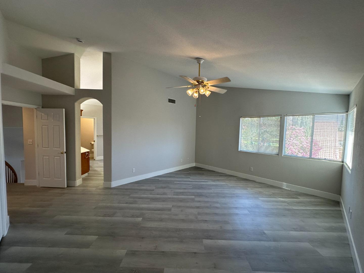 Detail Gallery Image 11 of 27 For 1842 Loma Linda Cir, Los Banos,  CA 93635 - 4 Beds | 3 Baths