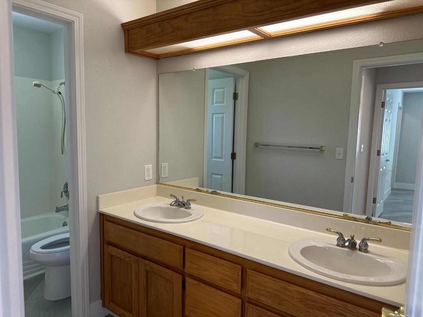 Detail Gallery Image 16 of 27 For 1842 Loma Linda Cir, Los Banos,  CA 93635 - 4 Beds | 3 Baths