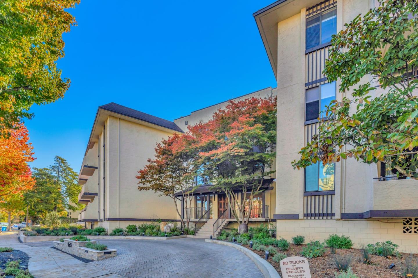 Detail Gallery Image 3 of 35 For 1515 Floribunda Ave #205,  Burlingame,  CA 94010 - 2 Beds | 2 Baths