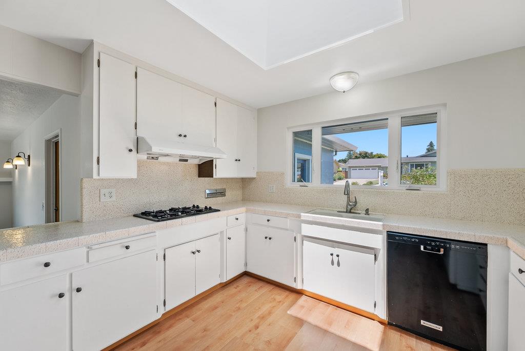 Detail Gallery Image 5 of 40 For 21 Karen Dr, Watsonville,  CA 95076 - 3 Beds | 2 Baths
