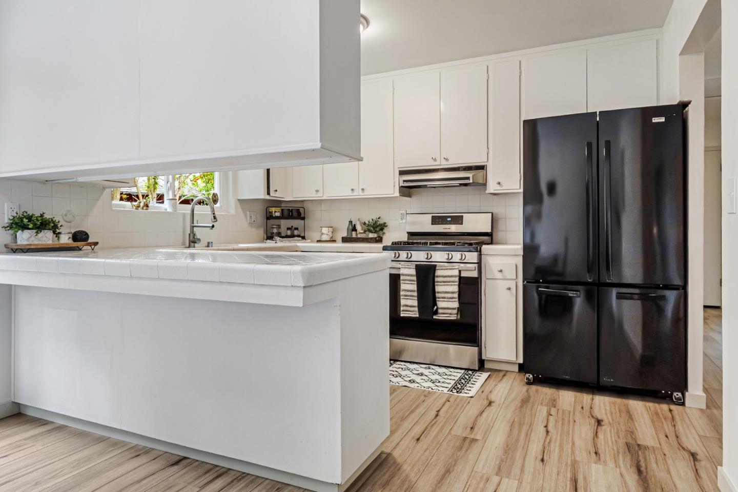 Detail Gallery Image 11 of 30 For 2259 Chanticleer Ave, Santa Cruz,  CA 95062 - 3 Beds | 2 Baths