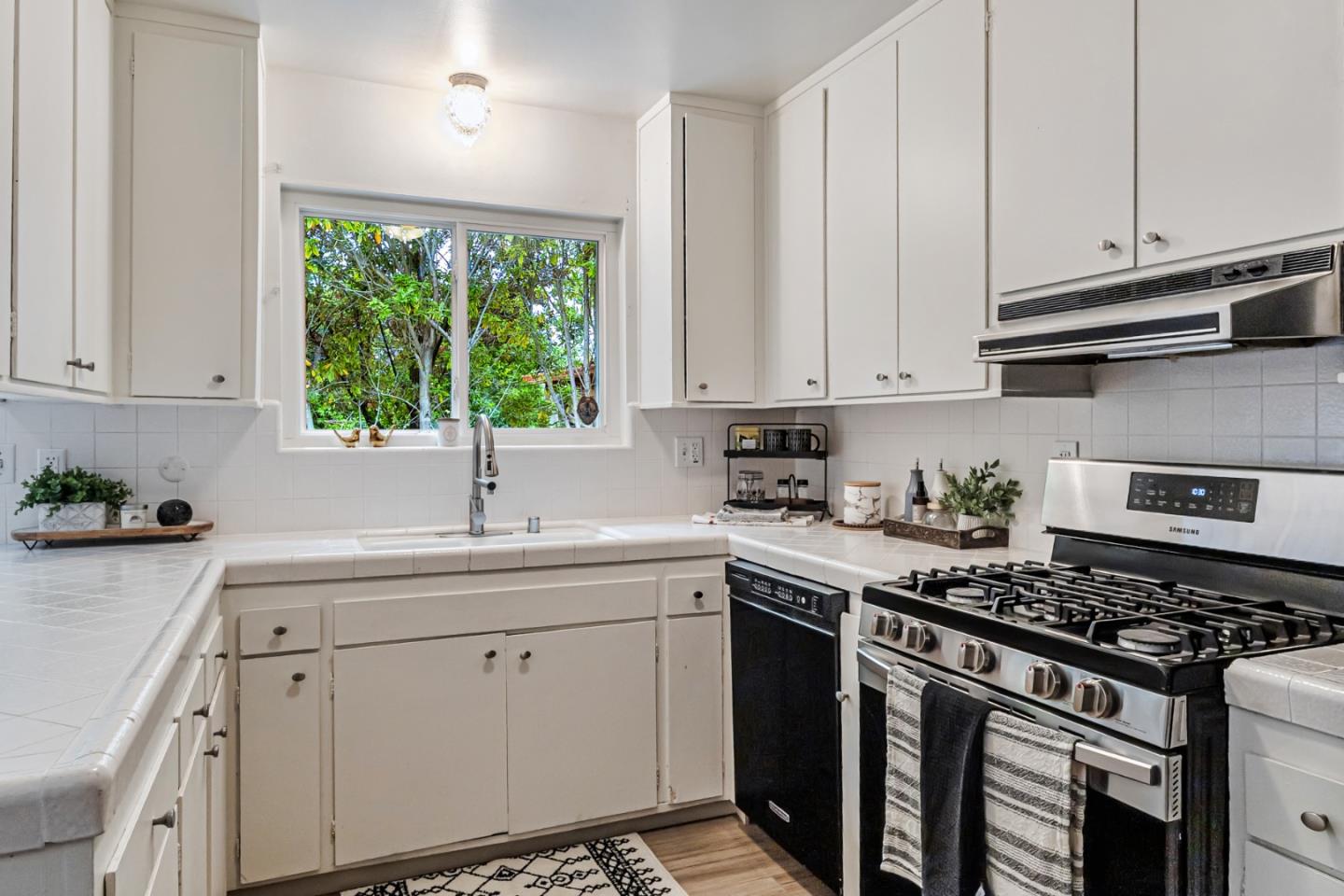 Detail Gallery Image 14 of 30 For 2259 Chanticleer Ave, Santa Cruz,  CA 95062 - 3 Beds | 2 Baths