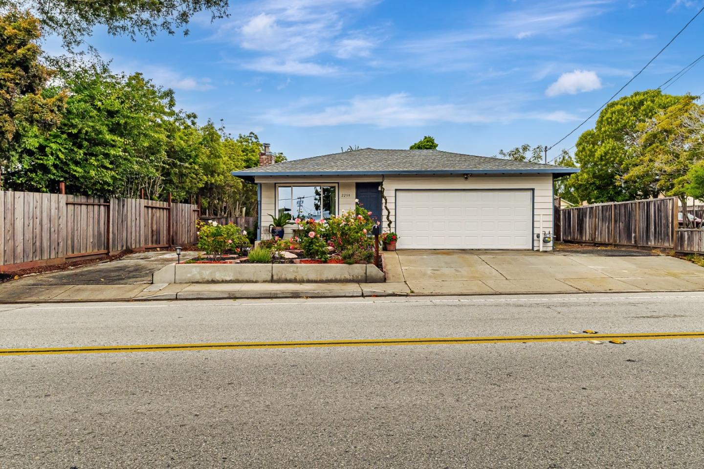 Detail Gallery Image 2 of 30 For 2259 Chanticleer Ave, Santa Cruz,  CA 95062 - 3 Beds | 2 Baths