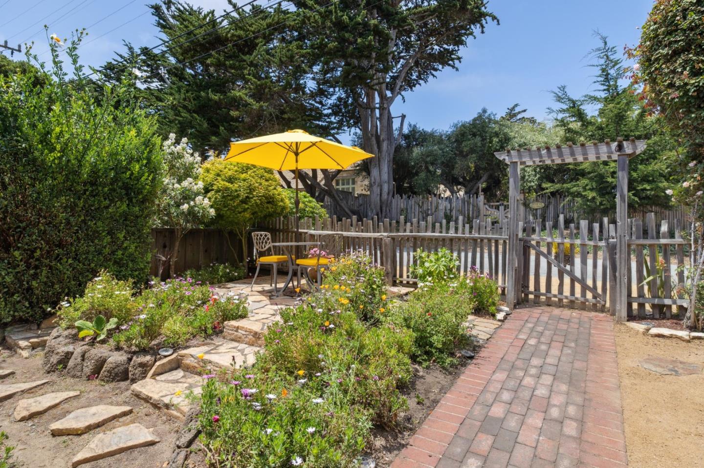 Detail Gallery Image 3 of 28 For 26231 Isabella Ave, Carmel,  CA 93923 - 2 Beds | 2 Baths