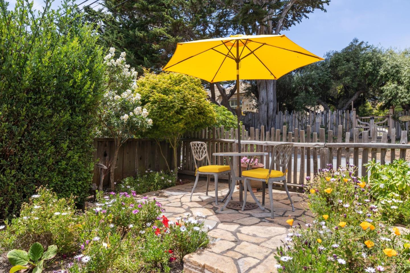 Detail Gallery Image 4 of 28 For 26231 Isabella Ave, Carmel,  CA 93923 - 2 Beds | 2 Baths