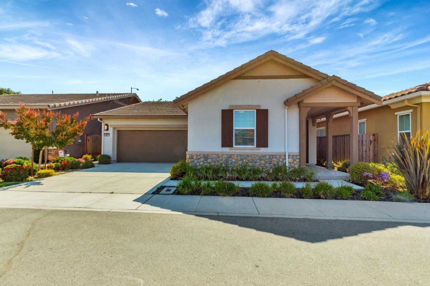 Detail Gallery Image 2 of 36 For 2071 Santoro Way, Hollister,  CA 95023 - 2 Beds | 2 Baths