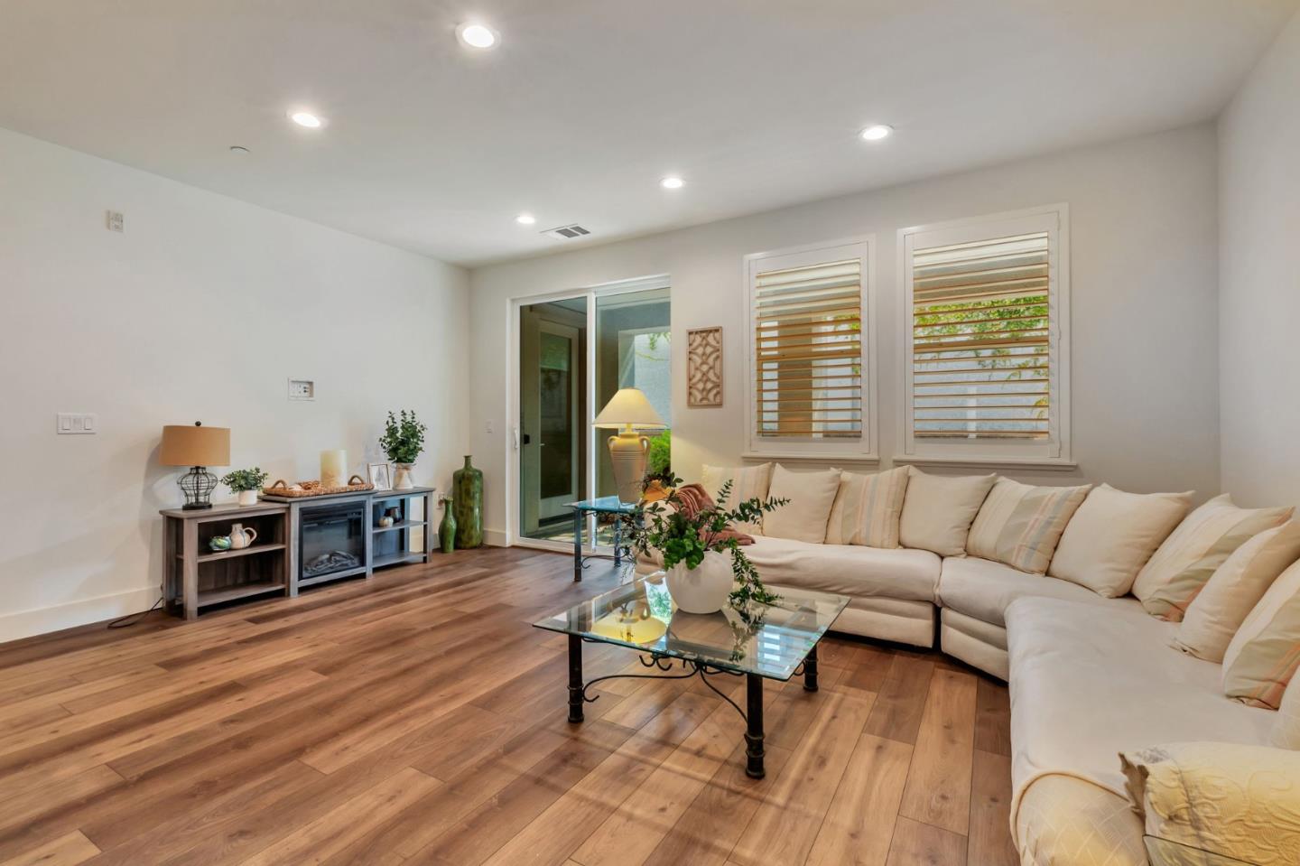 Detail Gallery Image 5 of 36 For 2071 Santoro Way, Hollister,  CA 95023 - 2 Beds | 2 Baths