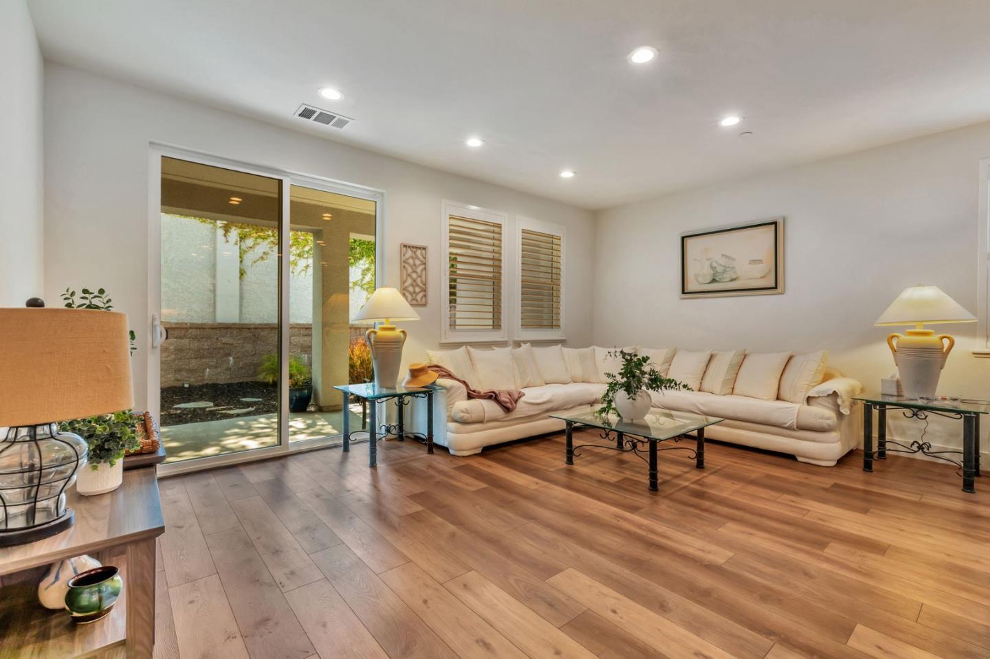 Detail Gallery Image 6 of 36 For 2071 Santoro Way, Hollister,  CA 95023 - 2 Beds | 2 Baths