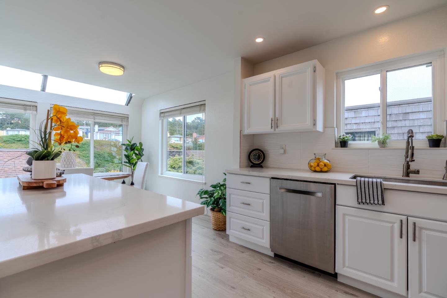 Detail Gallery Image 22 of 55 For 262 Beachview Ave #5,  Pacifica,  CA 94044 - 2 Beds | 2/1 Baths