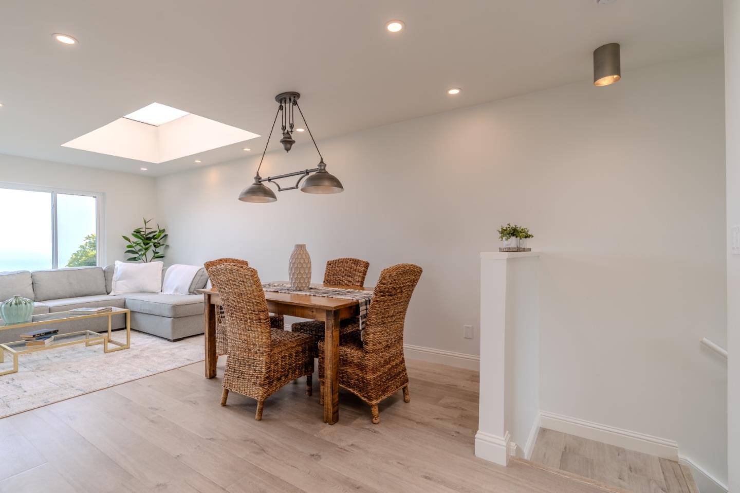 Detail Gallery Image 5 of 55 For 262 Beachview Ave #5,  Pacifica,  CA 94044 - 2 Beds | 2/1 Baths
