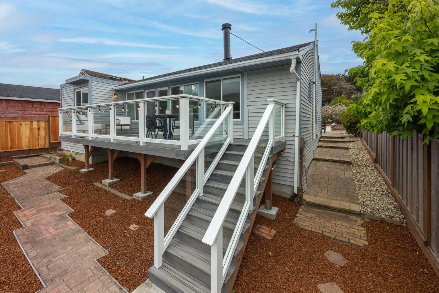 Detail Gallery Image 4 of 42 For 475 4th St, Montara,  CA 94037 - 3 Beds | 2 Baths