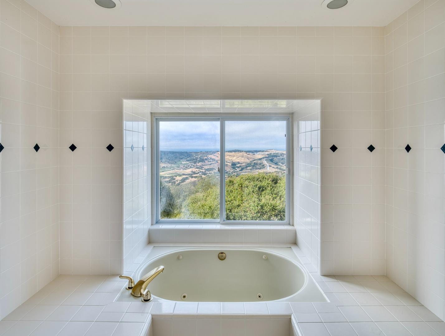 Detail Gallery Image 15 of 32 For 25681 Whip Rd, Monterey,  CA 93940 - 4 Beds | 2/1 Baths