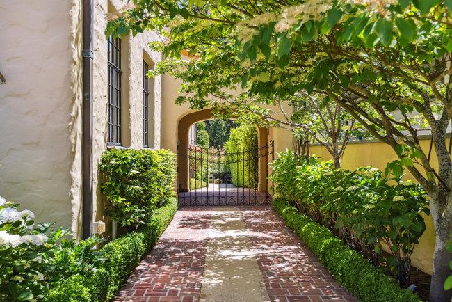 Detail Gallery Image 9 of 97 For 2307 Easton Dr, Burlingame,  CA 94010 - 4 Beds | 4/1 Baths