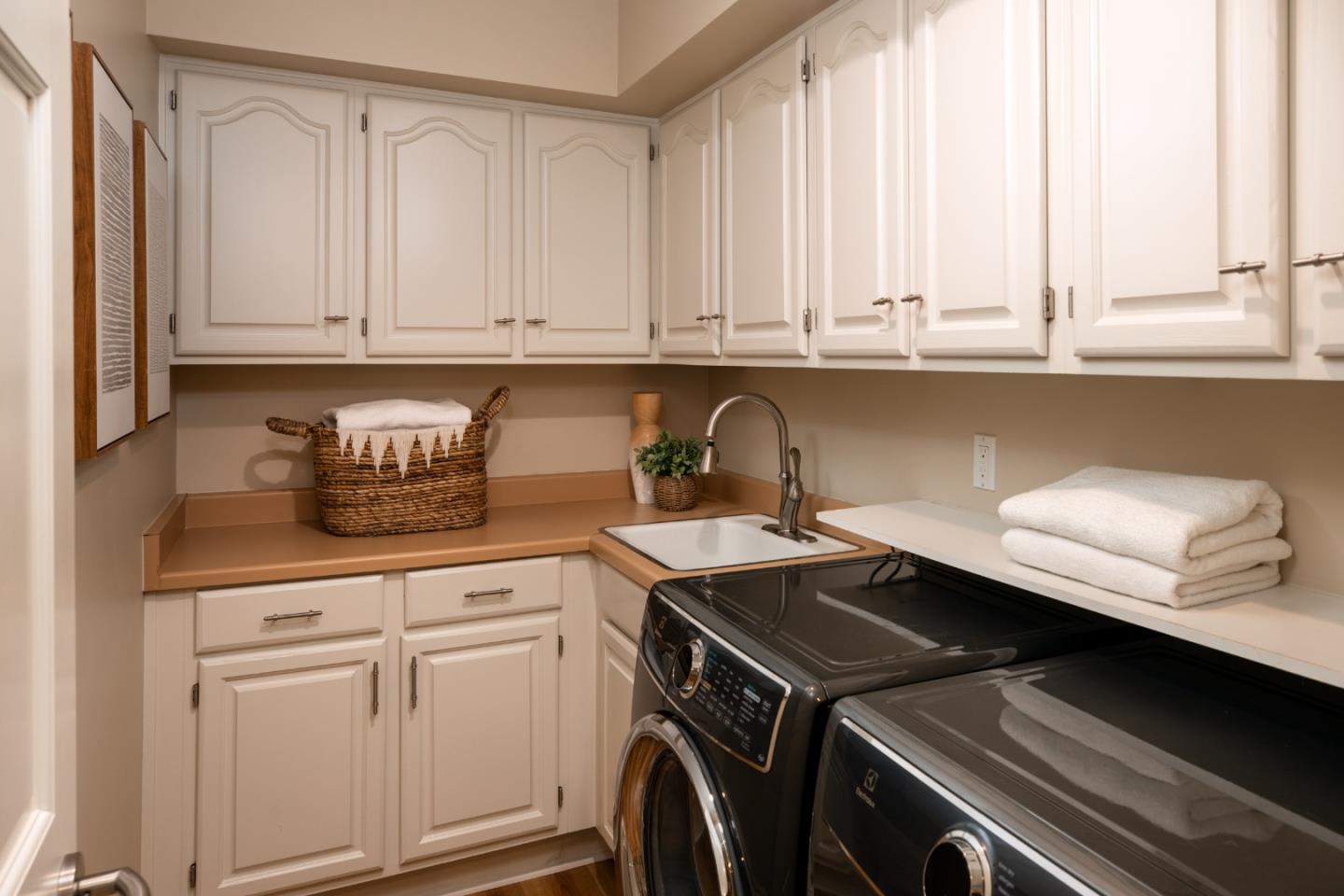 Detail Gallery Image 16 of 41 For 1330 Trinity Dr, Menlo Park,  CA 94025 - 3 Beds | 2/1 Baths