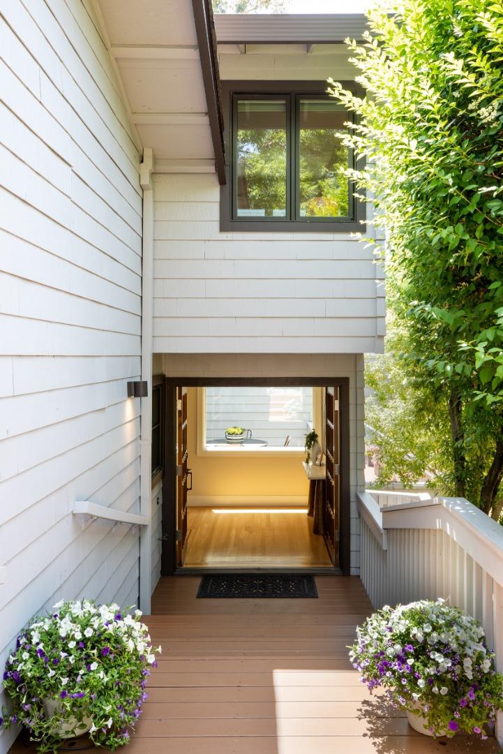 Detail Gallery Image 3 of 41 For 1330 Trinity Dr, Menlo Park,  CA 94025 - 3 Beds | 2/1 Baths