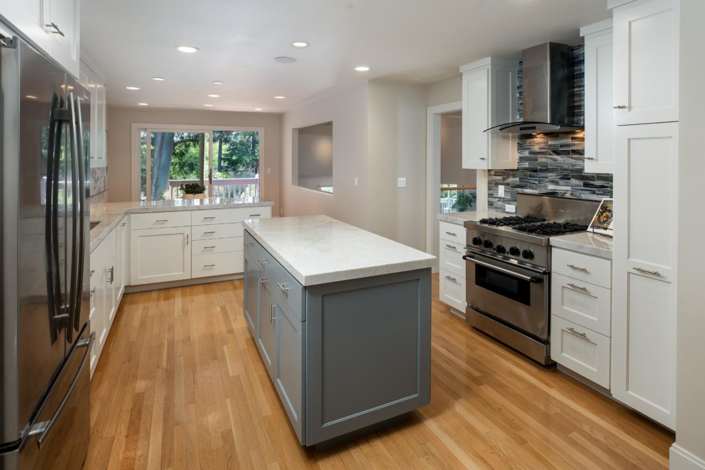 Detail Gallery Image 8 of 41 For 1330 Trinity Dr, Menlo Park,  CA 94025 - 3 Beds | 2/1 Baths