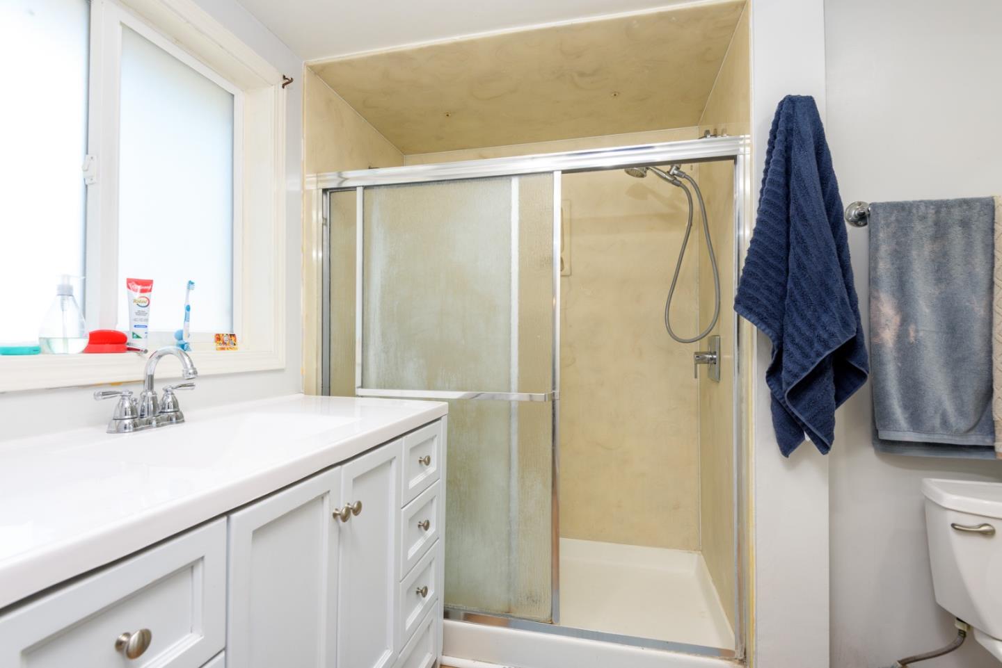 Detail Gallery Image 10 of 16 For 2085 Addison Ave, East Palo Alto,  CA 94303 - 3 Beds | 3 Baths
