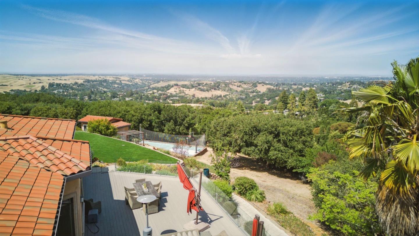 Detail Gallery Image 2 of 65 For 12252 Menalto Dr, Los Altos Hills,  CA 94022 - 5 Beds | 5/2 Baths