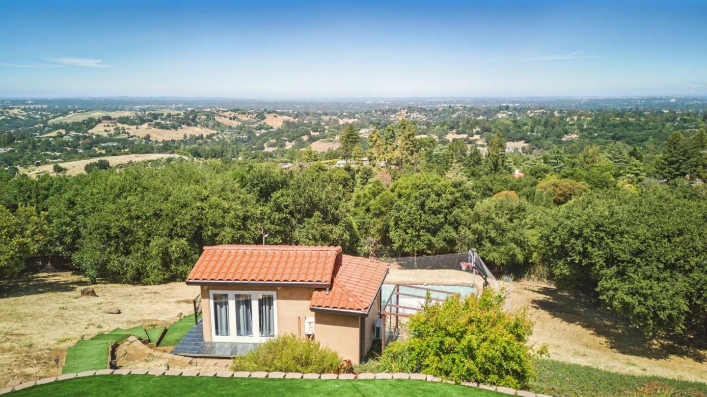 Detail Gallery Image 49 of 65 For 12252 Menalto Dr, Los Altos Hills,  CA 94022 - 5 Beds | 5/2 Baths