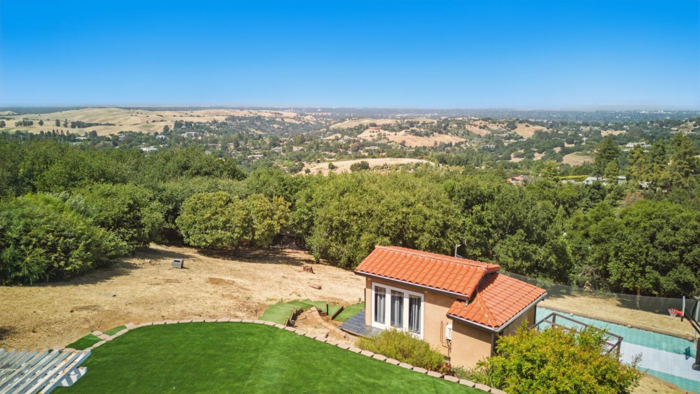Detail Gallery Image 6 of 65 For 12252 Menalto Dr, Los Altos Hills,  CA 94022 - 5 Beds | 5/2 Baths