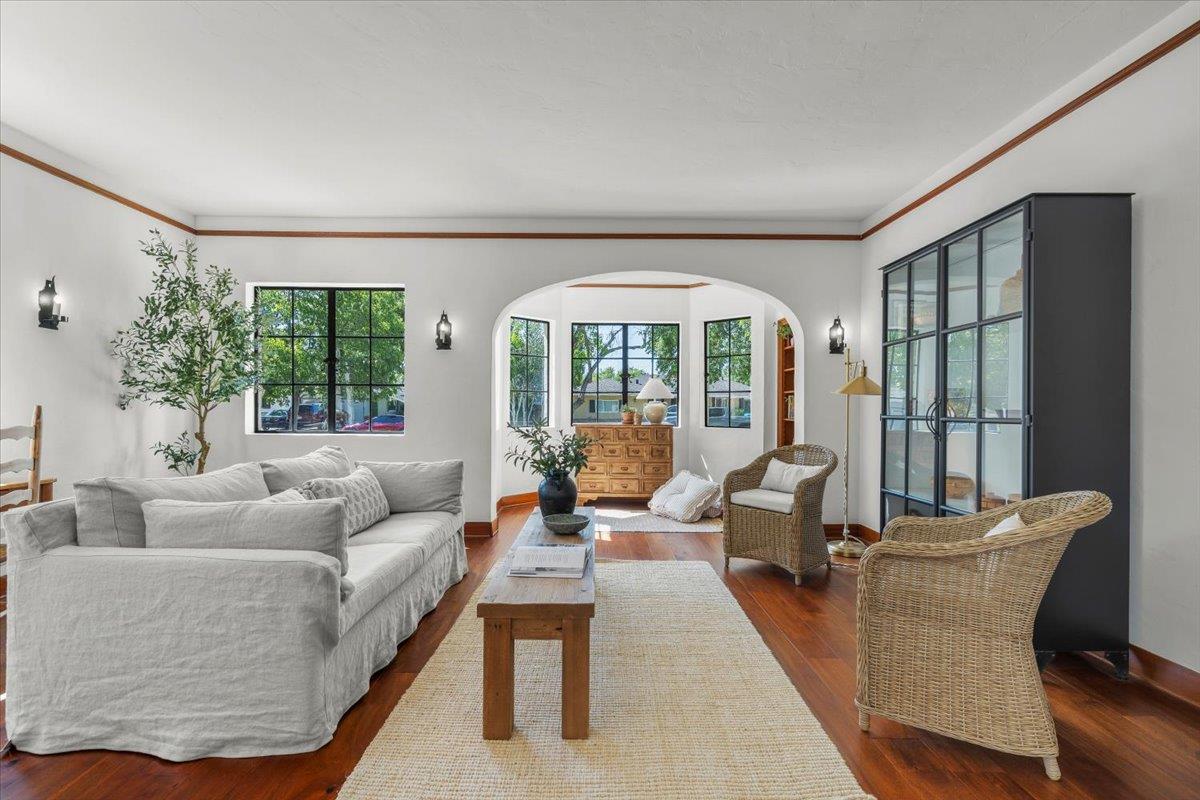 Detail Gallery Image 2 of 30 For 731 5th St, Gilroy,  CA 95020 - 3 Beds | 2/1 Baths