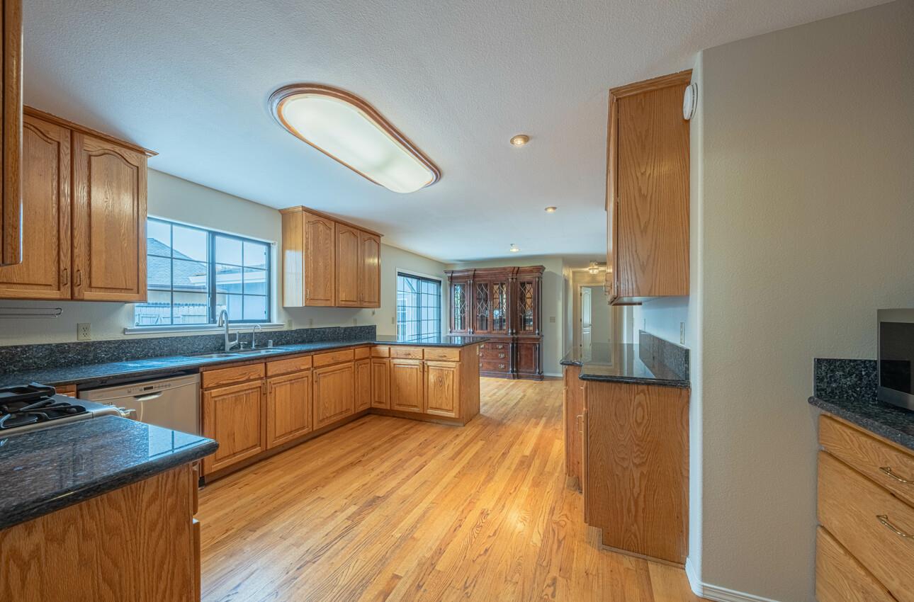 Detail Gallery Image 10 of 61 For 21220 Valle San Juan Dr, Salinas,  CA 93907 - 3 Beds | 3 Baths