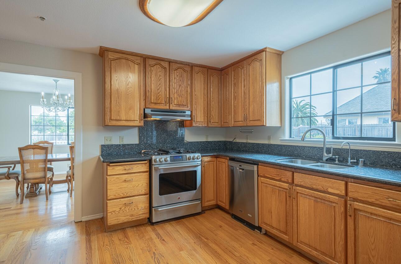 Detail Gallery Image 12 of 61 For 21220 Valle San Juan Dr, Salinas,  CA 93907 - 3 Beds | 3 Baths
