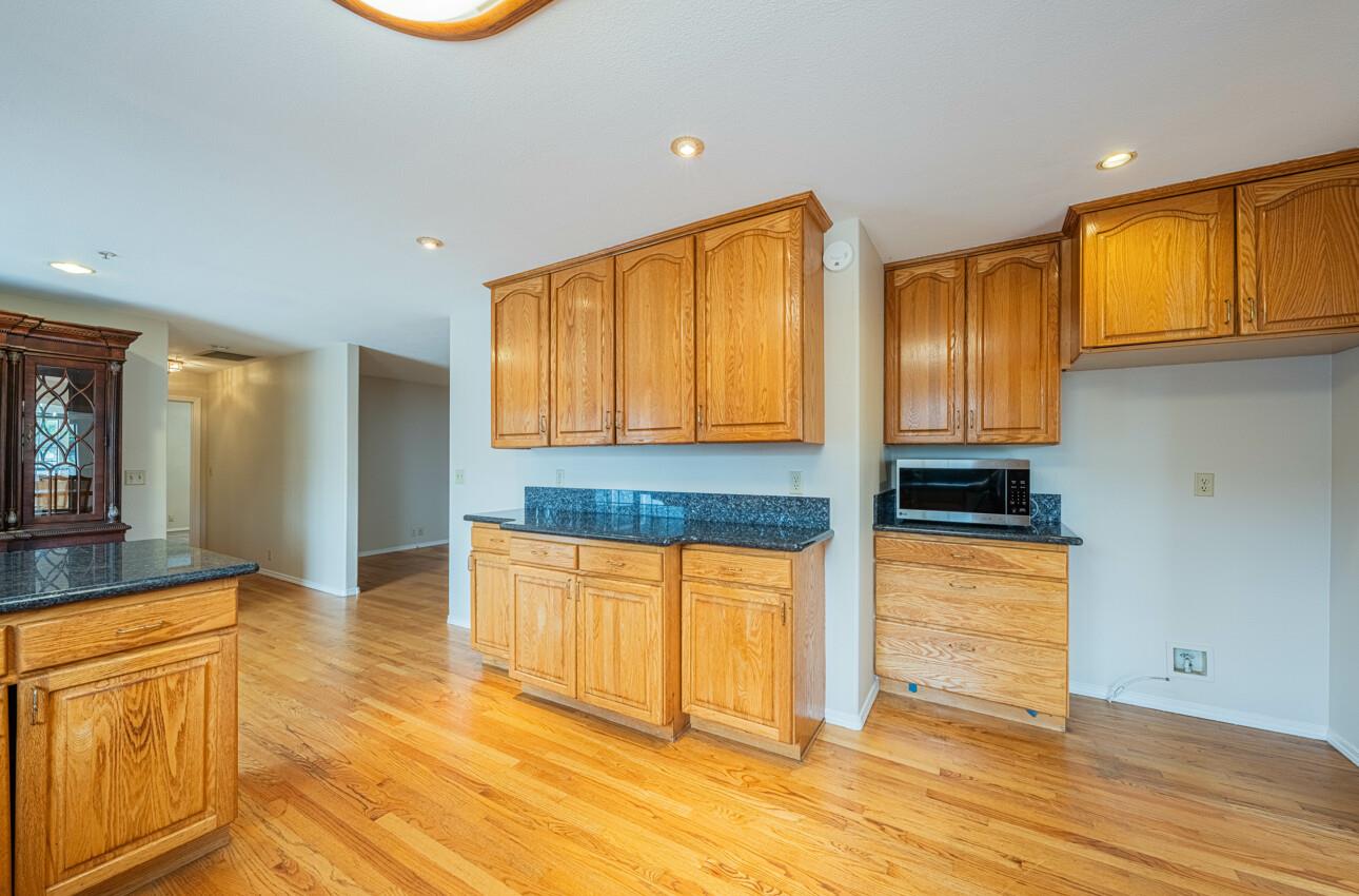 Detail Gallery Image 13 of 61 For 21220 Valle San Juan Dr, Salinas,  CA 93907 - 3 Beds | 3 Baths