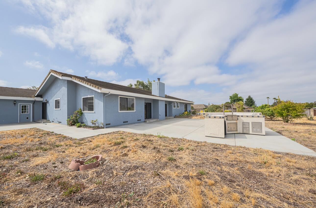 Detail Gallery Image 16 of 61 For 21220 Valle San Juan Dr, Salinas,  CA 93907 - 3 Beds | 3 Baths