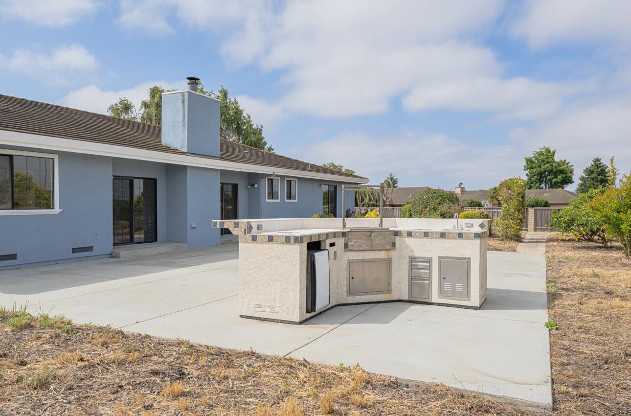 Detail Gallery Image 17 of 61 For 21220 Valle San Juan Dr, Salinas,  CA 93907 - 3 Beds | 3 Baths