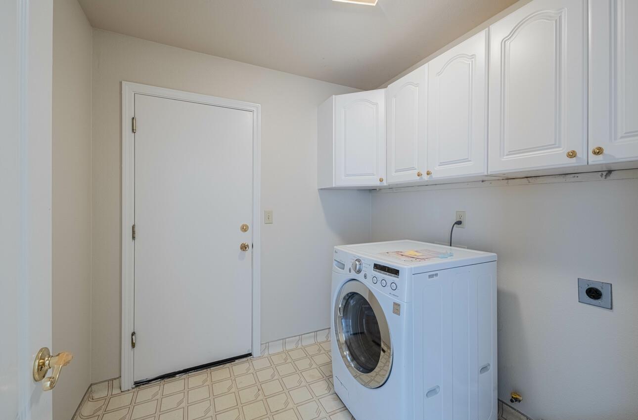 Detail Gallery Image 24 of 61 For 21220 Valle San Juan Dr, Salinas,  CA 93907 - 3 Beds | 3 Baths