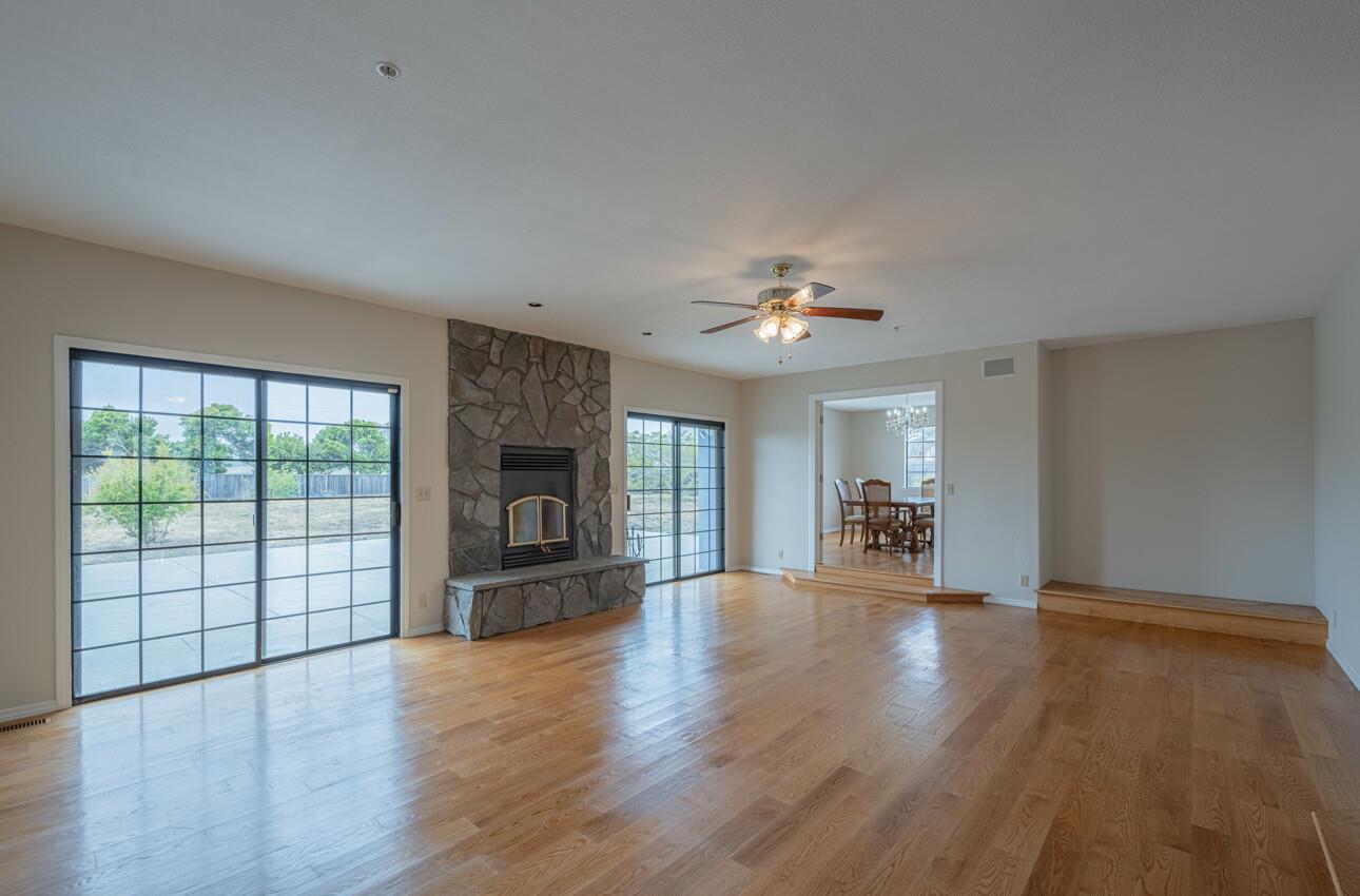 Detail Gallery Image 4 of 61 For 21220 Valle San Juan Dr, Salinas,  CA 93907 - 3 Beds | 3 Baths