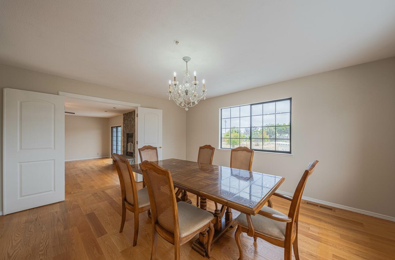 Detail Gallery Image 8 of 61 For 21220 Valle San Juan Dr, Salinas,  CA 93907 - 3 Beds | 3 Baths